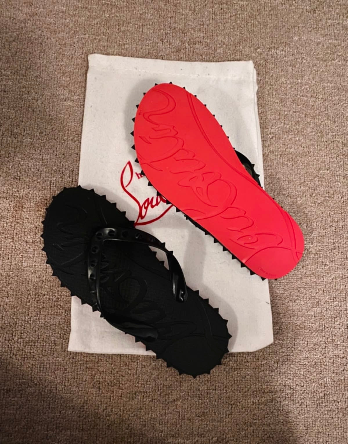 Rote Sohle Flip Flops Schwarz